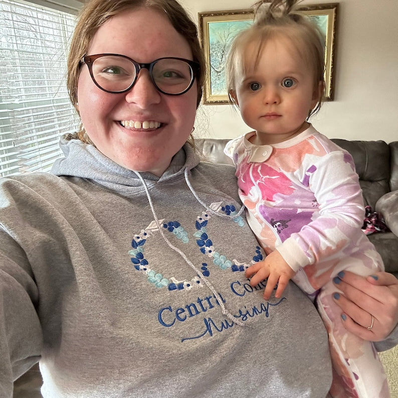 Sweat à capuche ou sweat-shirt brodé personnalisé avec lettres florales pour lycée, cadeau de remise de diplôme