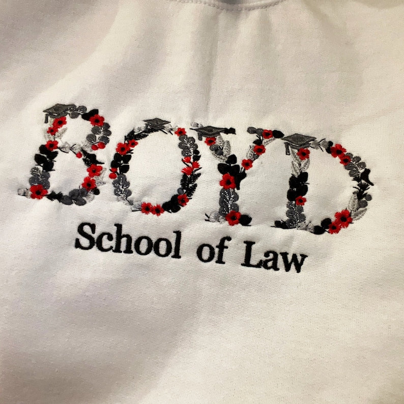 Sweat à capuche ou sweat-shirt brodé personnalisé avec lettres florales pour lycée, cadeau de remise de diplôme