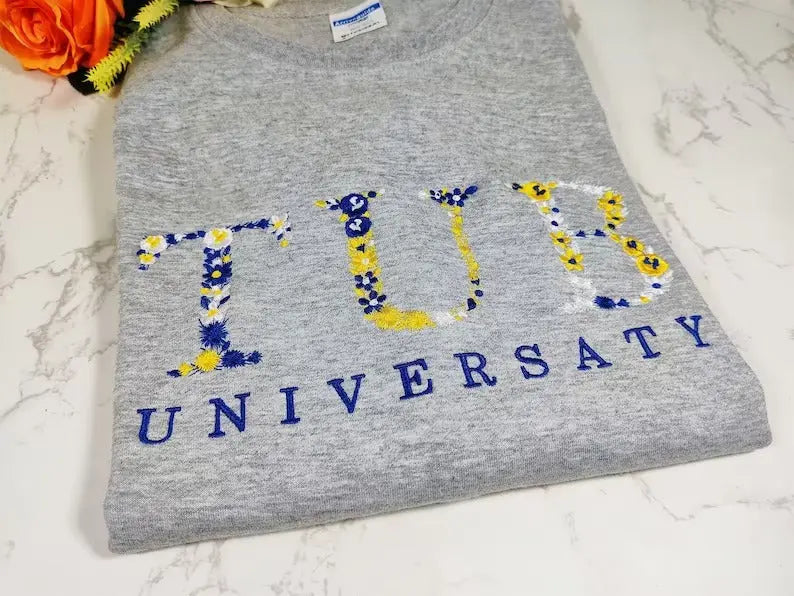 Sweat-shirt universitaire à lettres florales brodées